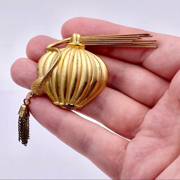 Vintage Fancy Tassel Scent Bottle Gold Tone Collectible Brooch - Picture 2 of 12